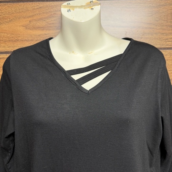 Black V-Neck size small Women's Top cute offset cross cross at neckline - Picture 8 of 8